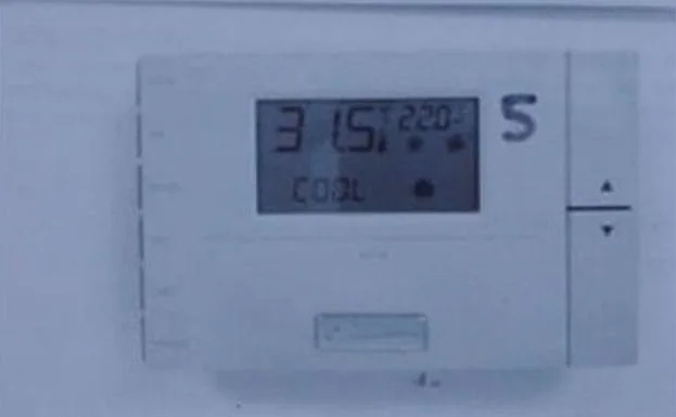 El termómetro de la comisaría de Policía Nacional a 31,5 grados.