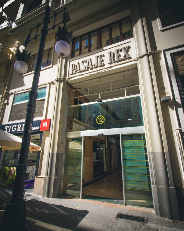 La primera tienda de Lladró en Valencia, de platos y jarrones decorados, se abrió en 1957 en el Pasaje Rex. Ahora está dedicado principalmente a oficinas.