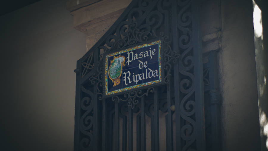 El pasaje que mejor se conserva es el de Ripalda, que se ubica entre la calle de San Vicente Mártir y la plaza Mariano Benlliure. Con su construcción se intentaba imitar los pasajes neoclásicos italianos.