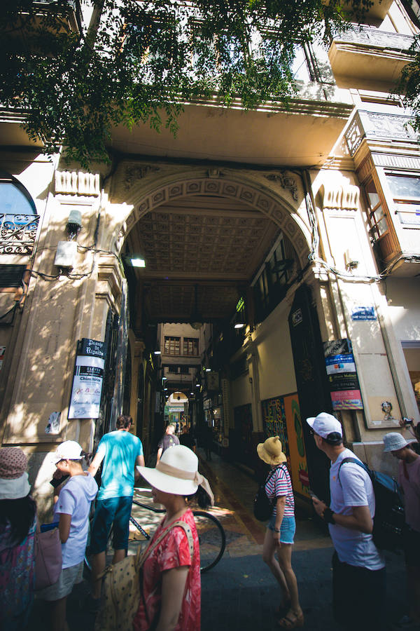 Su bello aspecto llama la atención de los turistas que pasan por la zona. La marquesa de Campo Salinas y Condesa de Ripalda encargó su construcción en 1889 al arquitecto Joaquín María Arnau Miramón.