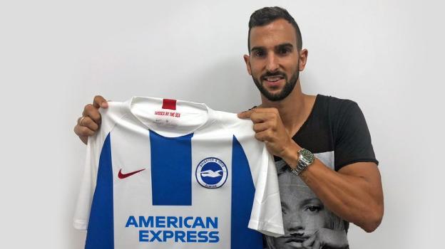 Montoya posa con la camiseta del Brighton, su equipo para las cuatro próximas temporadas. 