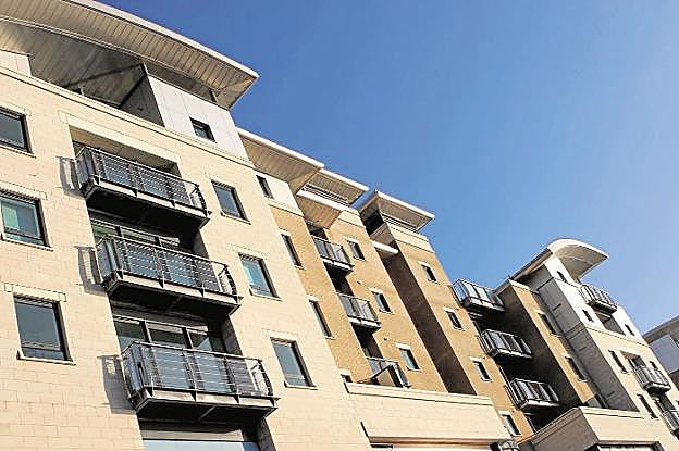 Edificio con diversos inmuebles vacíos. 