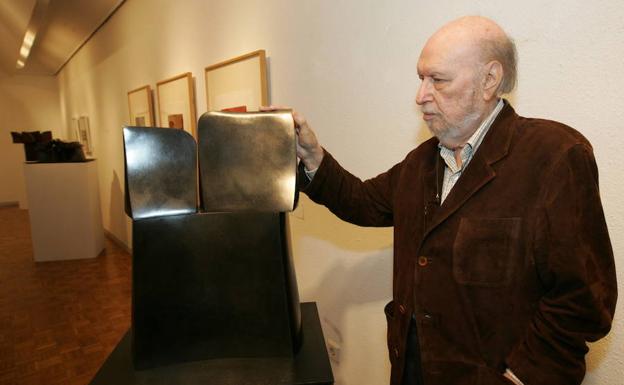 El escultor José Luis Sánchez en su exposición en la galería Van Dycke xposición. 