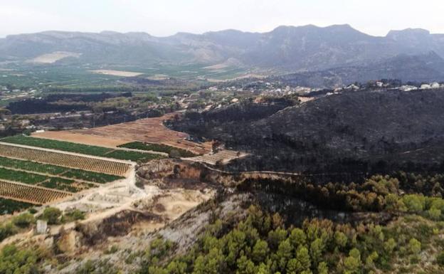 Vista aérea de la zona afectada por el incendio en Llutxent.