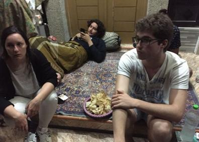 Imagen secundaria 1 - Javier, con gafas, junto a otros voluntarios en la casa del taxista que les acogió y les asistió tras el terremoto.