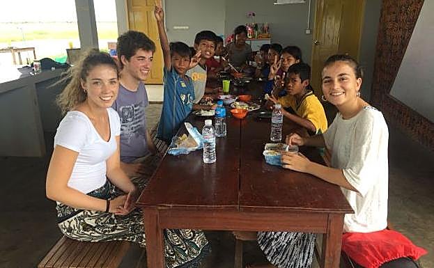 Marta y Javier Timoner (i) junto a otra voluntaria en un orfanato en Camboya.