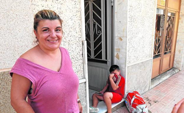 Una mujer y un niño, a las puertas de su casa en Pinet.