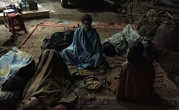 Imagen principal - Javier, con gafas, junto a otros voluntarios en la casa del taxista que les acogió y les asistió tras el terremoto.