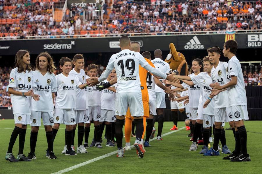 Estas son las mejores imágenes de la presentación del equipo en Mestalla y del Trofeo Naranja