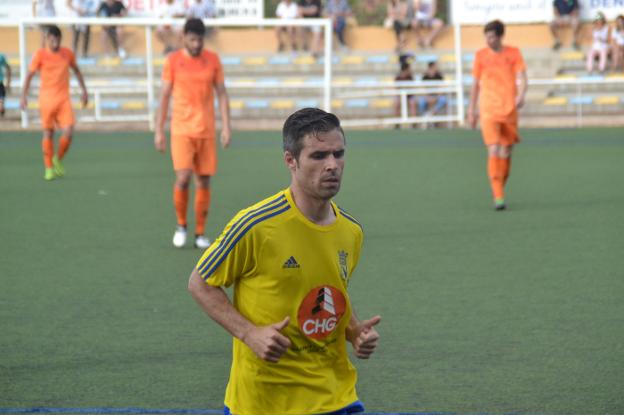 Carlos Ribes, capitán del Dénia, durante un partido de la temporada pasada. 