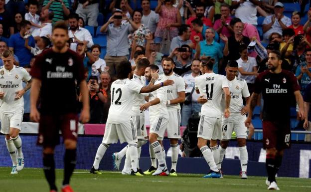 Los jugadores del Real Madrid celebran el primer gol, de Benzema. 