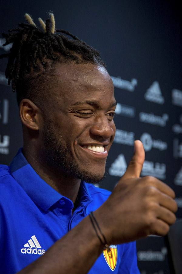 Fotos: Presentación de Batshuayi como nuevo jugador del Valencia CF