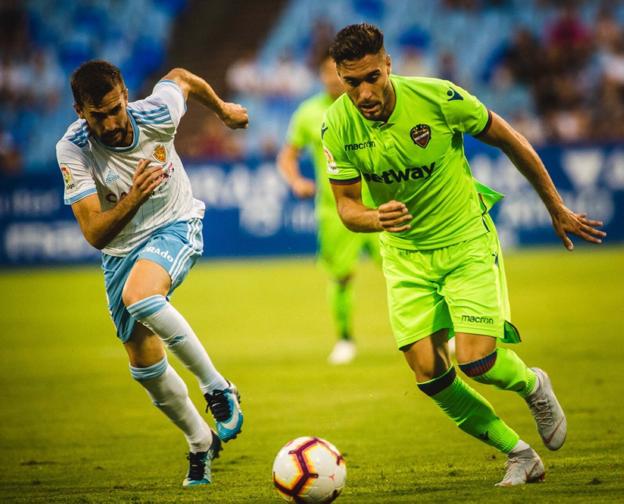 Rochina conduce el balón en el partido de ayer. 