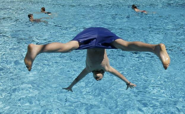 Imagen de archivo de una piscina. 