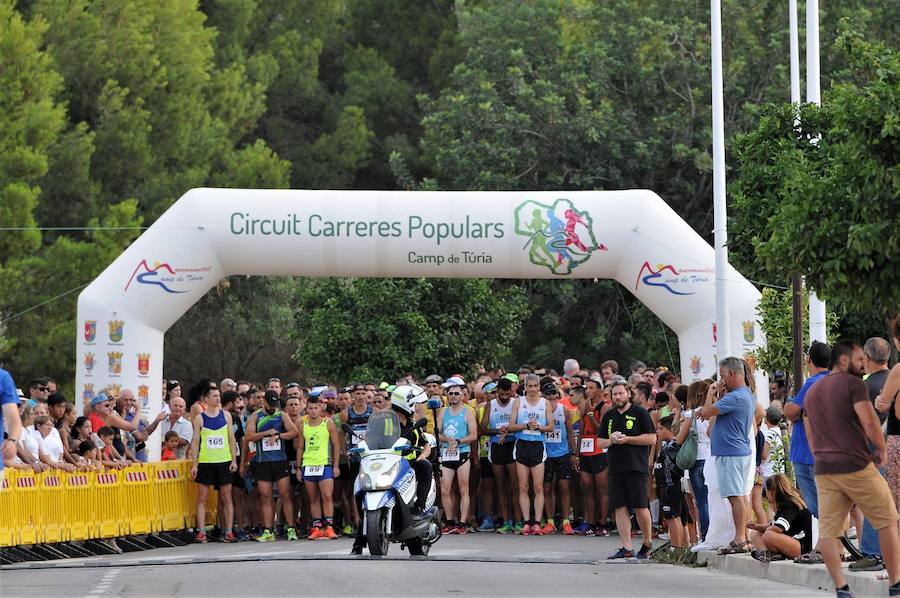 Más de 200 corredores completaron los 4,8 kilómetros del recorrido. Pablo González y Carolina Fauli resultaron vencedores sobre la meta situada en el campo de fútbol municipal de San Antonio de Benagéber.