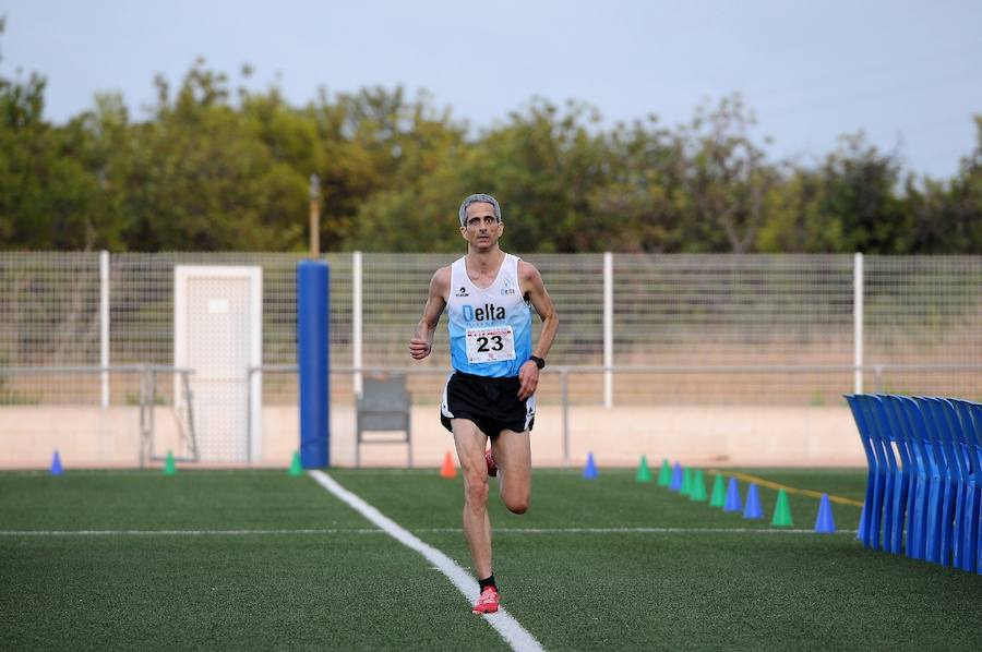 Más de 200 corredores completaron los 4,8 kilómetros del recorrido. Pablo González y Carolina Fauli resultaron vencedores sobre la meta situada en el campo de fútbol municipal de San Antonio de Benagéber.