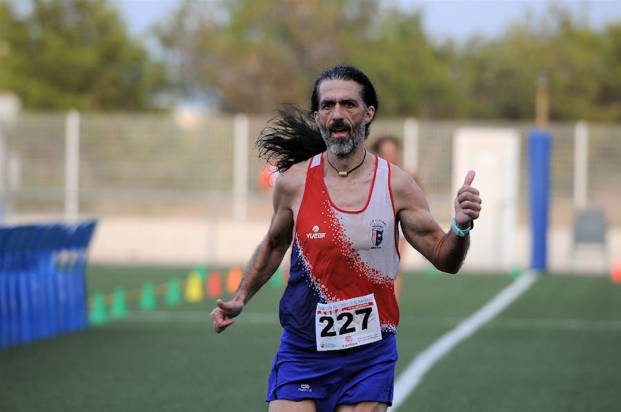 Más de 200 corredores completaron los 4,8 kilómetros del recorrido. Pablo González y Carolina Fauli resultaron vencedores sobre la meta situada en el campo de fútbol municipal de San Antonio de Benagéber.