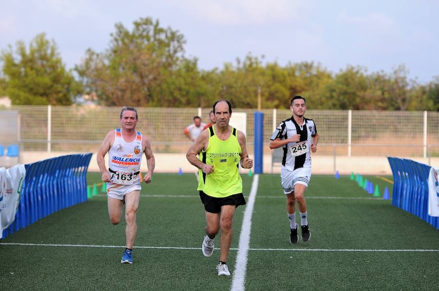 Más de 200 corredores completaron los 4,8 kilómetros del recorrido. Pablo González y Carolina Fauli resultaron vencedores sobre la meta situada en el campo de fútbol municipal de San Antonio de Benagéber.