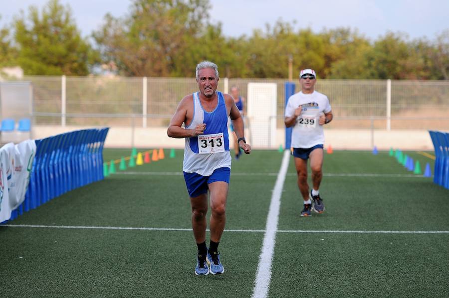 Más de 200 corredores completaron los 4,8 kilómetros del recorrido. Pablo González y Carolina Fauli resultaron vencedores sobre la meta situada en el campo de fútbol municipal de San Antonio de Benagéber.