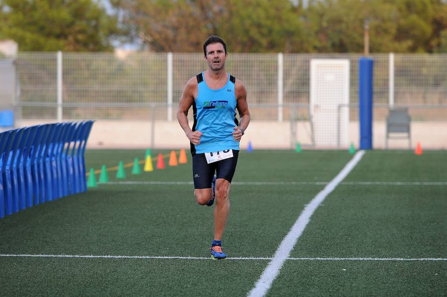 Más de 200 corredores completaron los 4,8 kilómetros del recorrido. Pablo González y Carolina Fauli resultaron vencedores sobre la meta situada en el campo de fútbol municipal de San Antonio de Benagéber.