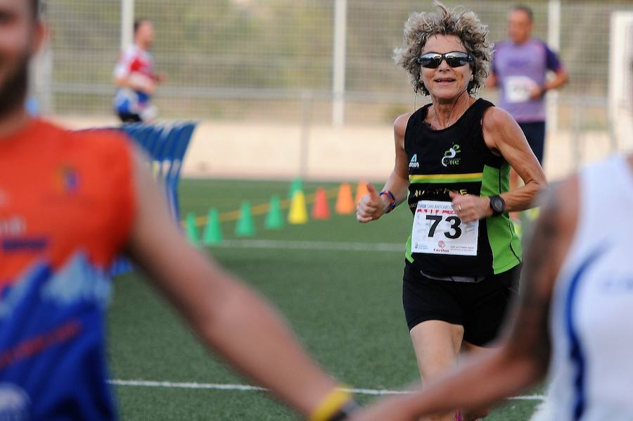 Más de 200 corredores completaron los 4,8 kilómetros del recorrido. Pablo González y Carolina Fauli resultaron vencedores sobre la meta situada en el campo de fútbol municipal de San Antonio de Benagéber.