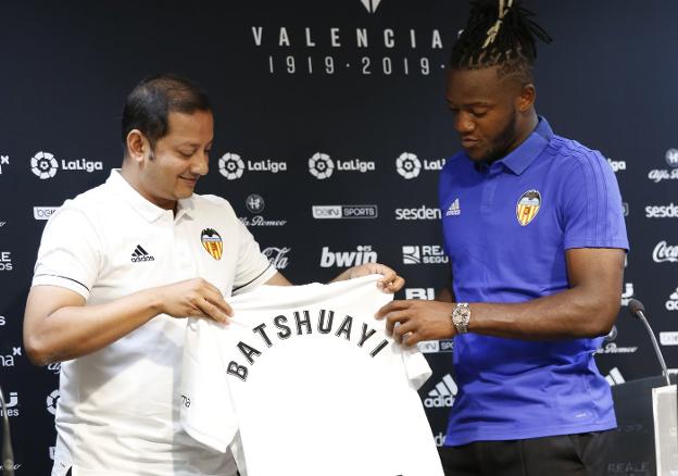 Murthy y Batshuayi, durante la presentación del belga. 