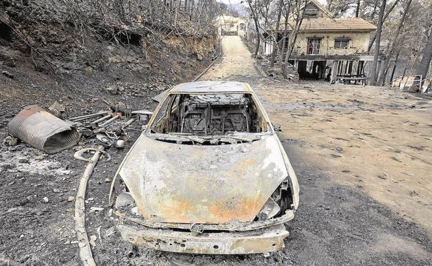 Imagen de los daños causados en la urbanización Las Cumbres por el incendio forestal de Llutxent por el incendio forestal de Llutxent 