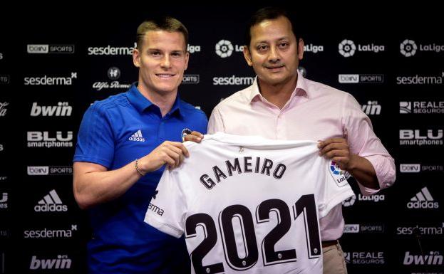 Kevin Gameiro y Anil Murthy durante la presentación del delantero galo.