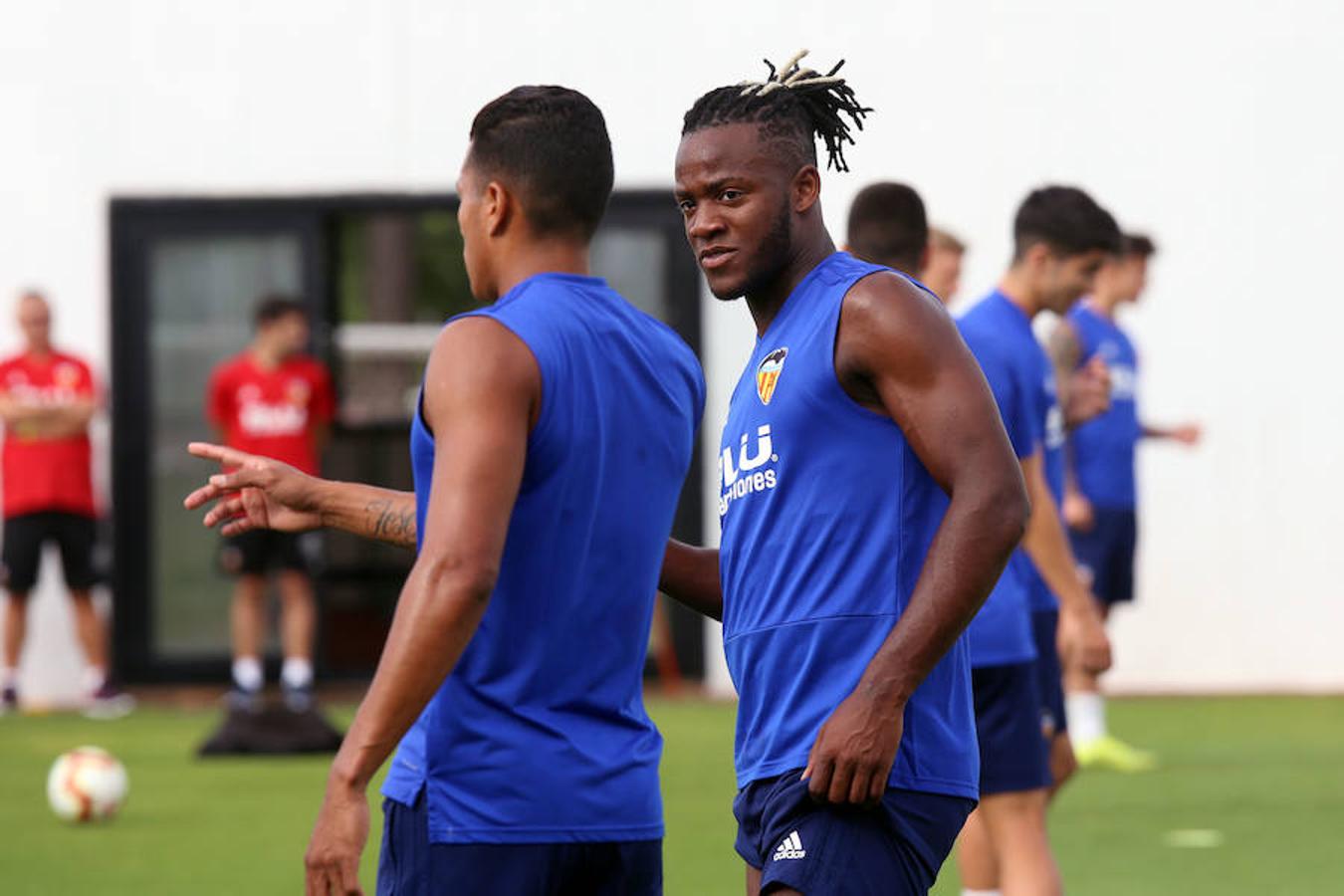 Marcelino ya trabaja con Batshuayi y Gameiro. Los dos últimos futbolistas en llegar a Valencia, el belga aterrizó en Manises el sábado mientras el francés lo hizo el domingo, trabajan en Paterna en la primera sesión de la semana. Ambos llegan en buen estado de forma y ya piensan en estrenar la elástica del centenario el lunes ante el Atlético.