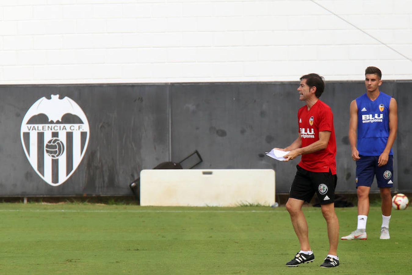 Marcelino ya trabaja con Batshuayi y Gameiro. Los dos últimos futbolistas en llegar a Valencia, el belga aterrizó en Manises el sábado mientras el francés lo hizo el domingo, trabajan en Paterna en la primera sesión de la semana. Ambos llegan en buen estado de forma y ya piensan en estrenar la elástica del centenario el lunes ante el Atlético.