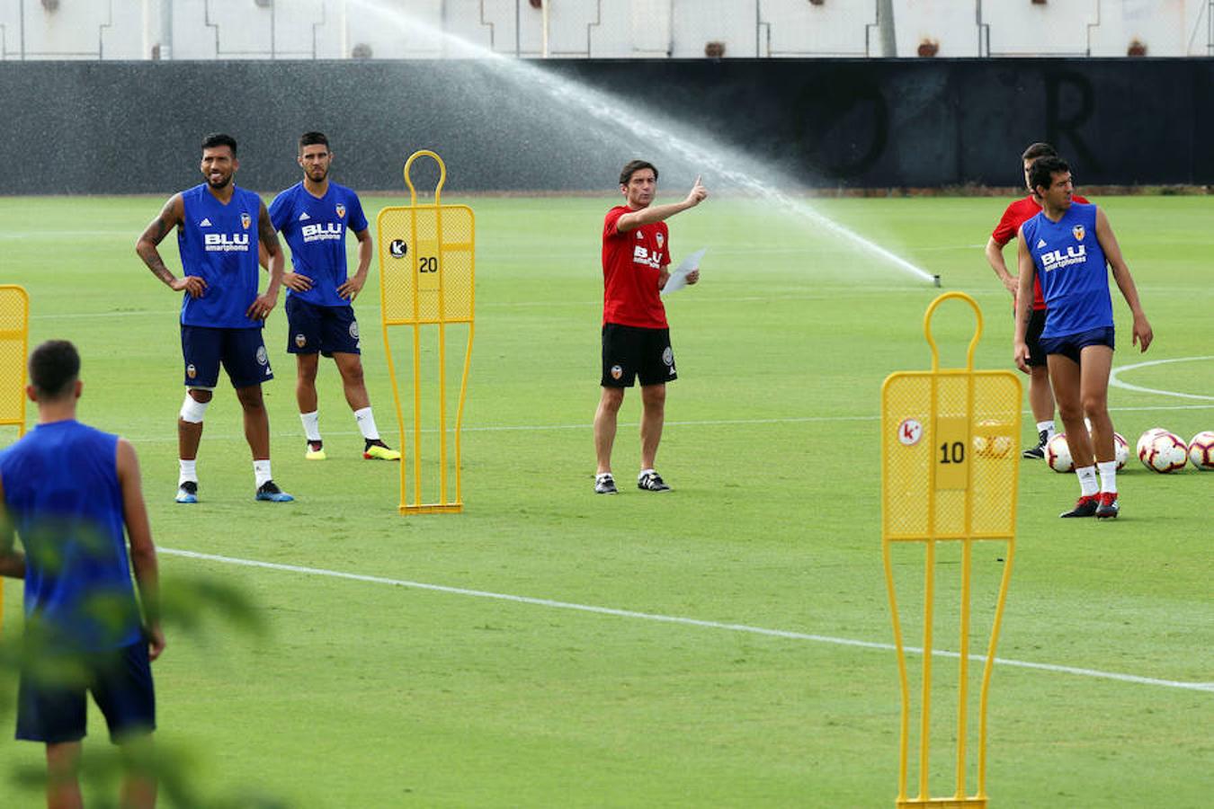 Marcelino ya trabaja con Batshuayi y Gameiro. Los dos últimos futbolistas en llegar a Valencia, el belga aterrizó en Manises el sábado mientras el francés lo hizo el domingo, trabajan en Paterna en la primera sesión de la semana. Ambos llegan en buen estado de forma y ya piensan en estrenar la elástica del centenario el lunes ante el Atlético.