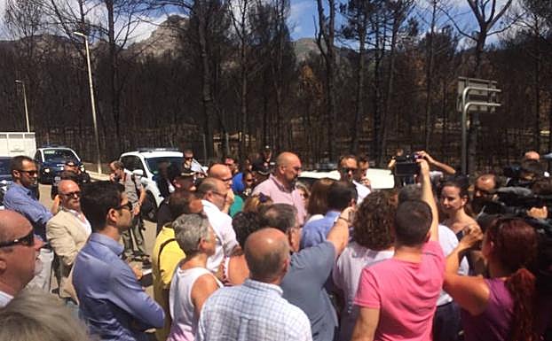 Los vecinos afectados reclaman al ministro de Fomento más ayudas en la zona afectada por el incendio de Llutxent. 