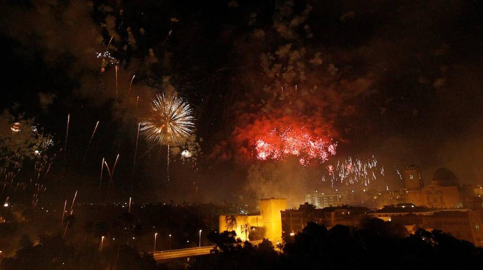 El espectáculo pirotécnico de la Nit de l'Albà ha llendo esta noche de sonido, luz y color el cielo de Elche con más de 64.000 cohetes y 450 palmeras que se disparan desde diferentes puntos de la ciudad.