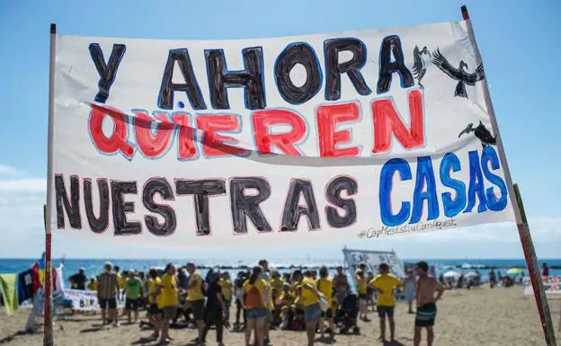 Protestas de vecinos de La Barceloneta contra los pisos turísticos y el turismo de borrachera. 