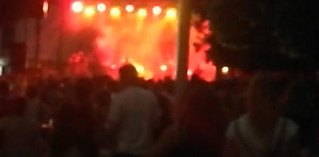 Imagen del grupo Riot Propaganda y su público en el municipio de Paiporta 