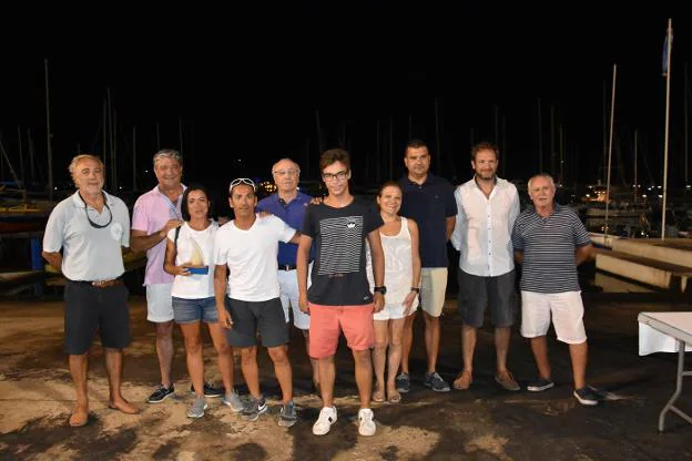 Los miembros del 'Anthime' durante la entrega del trofeo de campeones. 