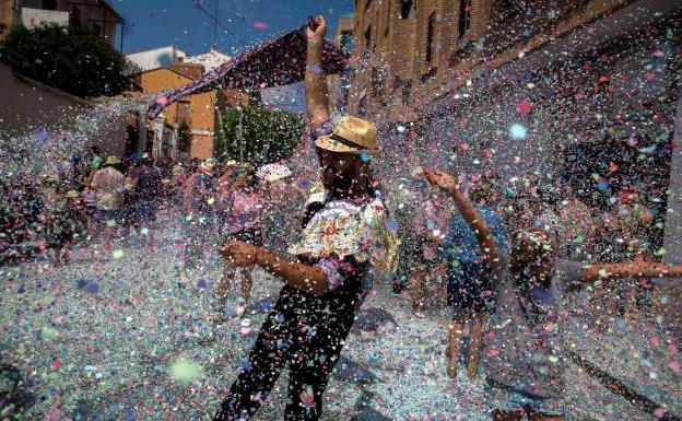 Imagen principal - Las Alfàbegues recorren las calles de Bétera