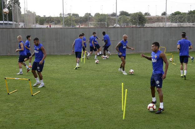 Simone Zaza, en segundo plano, tras Murillo. 