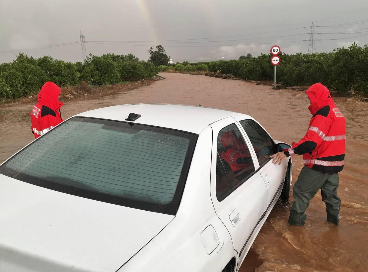 Rescate de vehículos y personas atrapadas por la lluvia en el sur de Castellón.