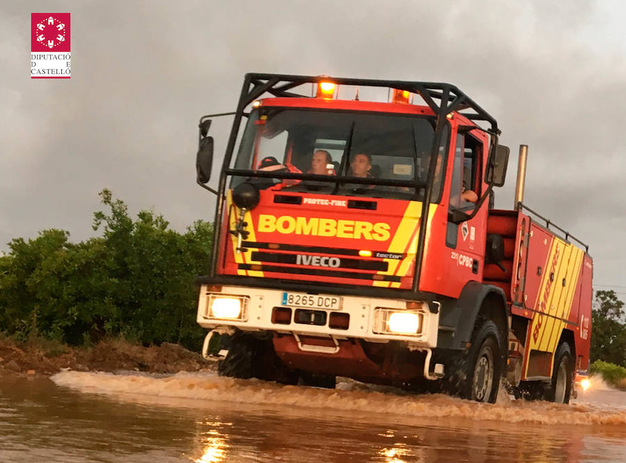 Rescate de vehículos y personas atrapadas por la lluvia en el sur de Castellón.