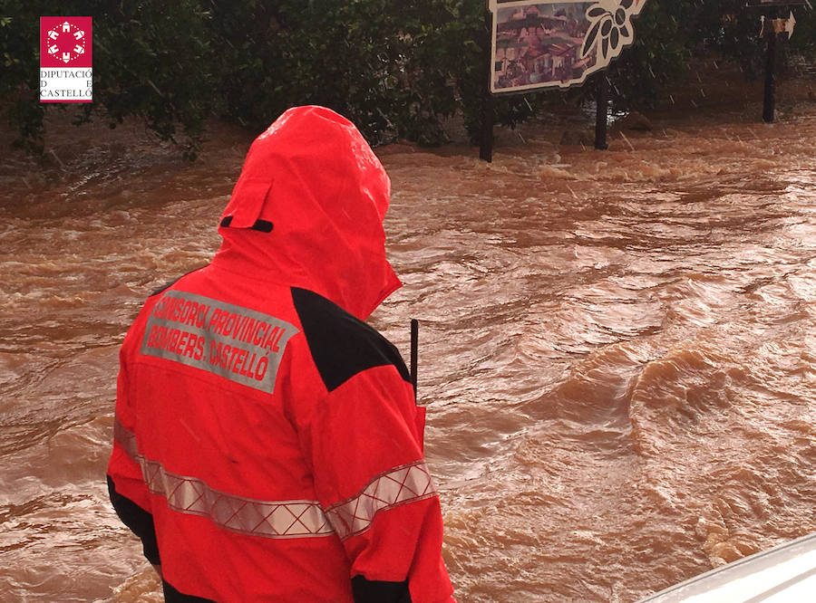 Rescate de vehículos y personas atrapadas por la lluvia en el sur de Castellón.