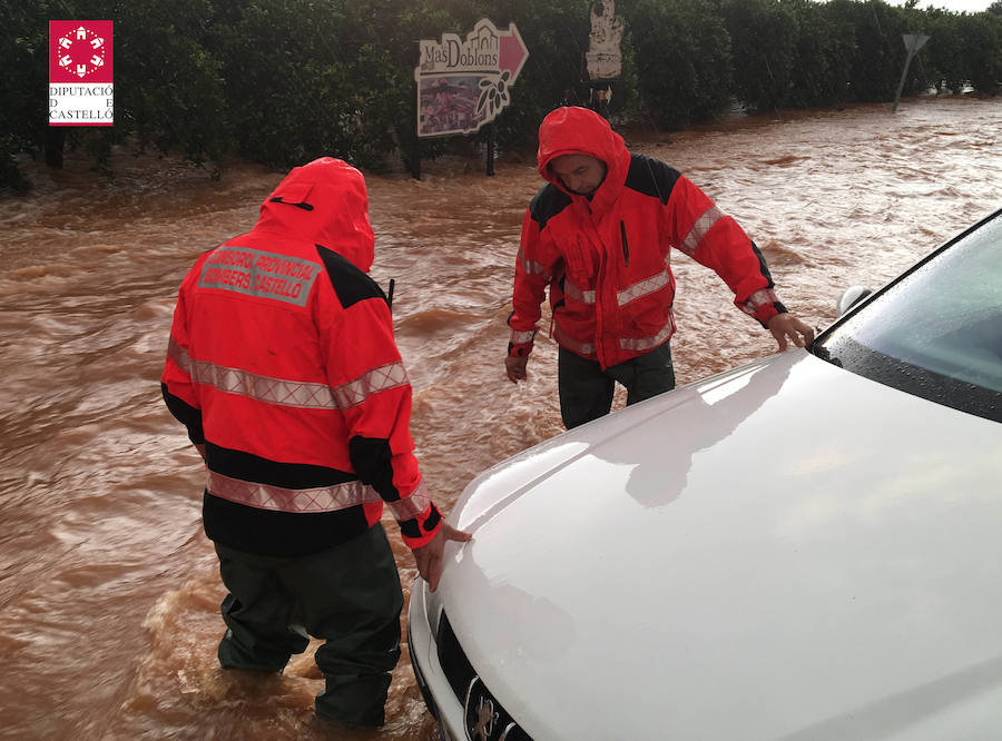 Rescate de vehículos y personas atrapadas por la lluvia en el sur de Castellón.