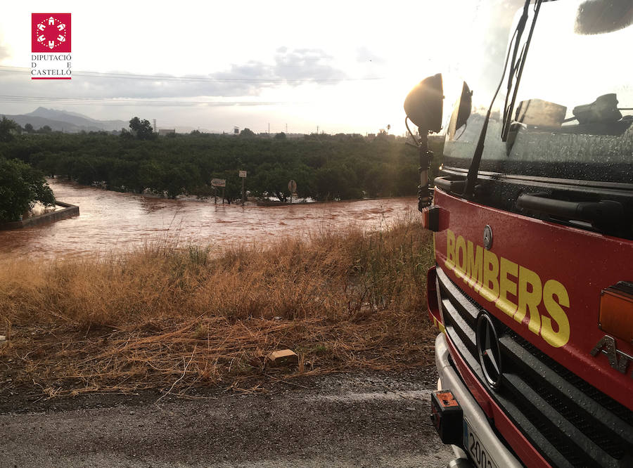 Rescate de vehículos y personas atrapadas por la lluvia en el sur de Castellón.