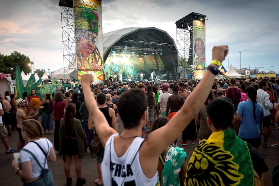 La 25 edición del festival de reggae más conocido e importante de Europa abre sus puertas con más de 200 artistas y nueve escenarios. Miles de personas unidas por esta música en una semana en la que los colores amarillo, verde y rojo son los protagonistas. 