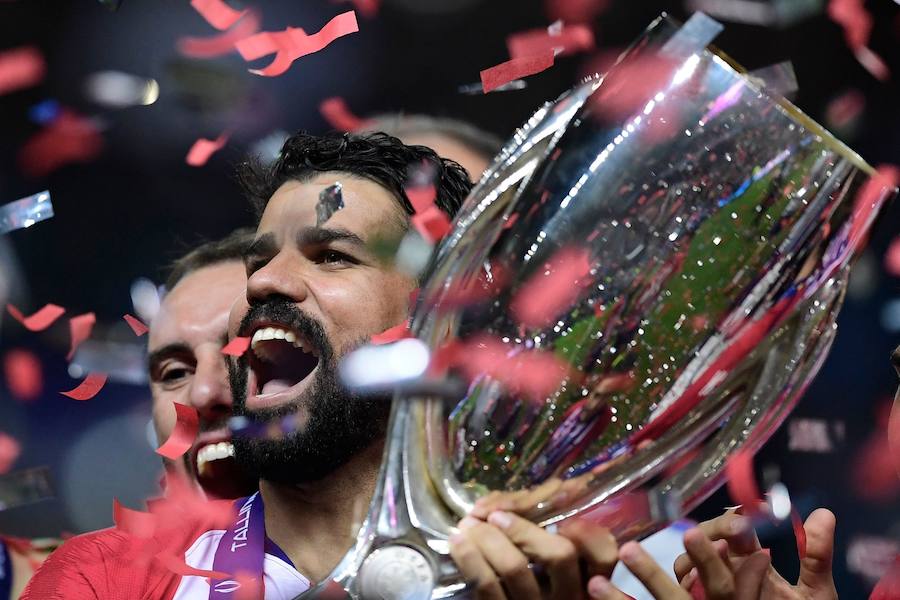 El equipo rojiblanco se proclamó campeón de la Supercopa de Europa y celebró el título delante de su afición en el césped de Tallin