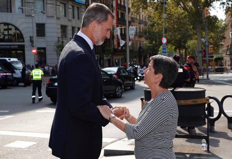 Barcelona recuerda a las víctimas de los atentados de Las Ramblas y Cambrils un año después.