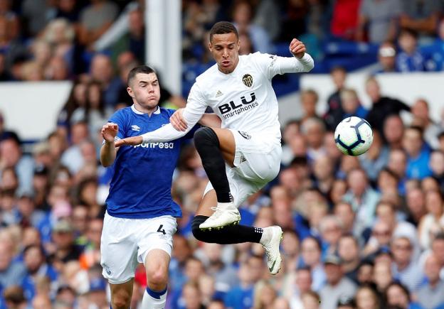 Rodrigo controla el balón en el partido de pretemporada que enfrentó al Valencia y el Everton. 