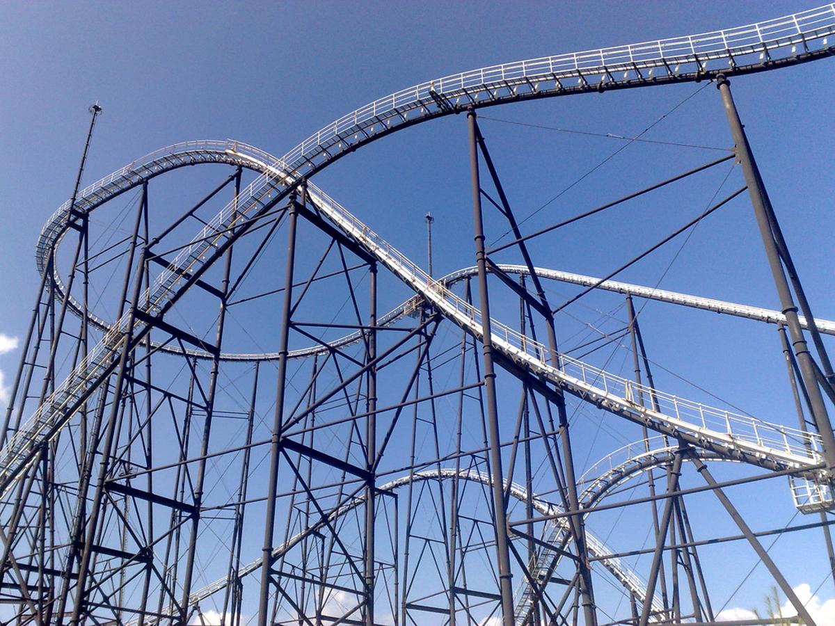 8. Fujiyama en el parque Fuji-Q Highland, Fujiyoshida, Yamanashi, Japón. Solo un metro separa esta montaña del siguiente puesto en la lista, que cuando abrió el parque en 1996 presumió de ser la montaña rusa más alta del mundo.