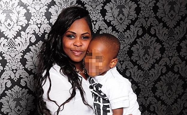 Simone Kerr, en una imagen con su hijo fallecido.