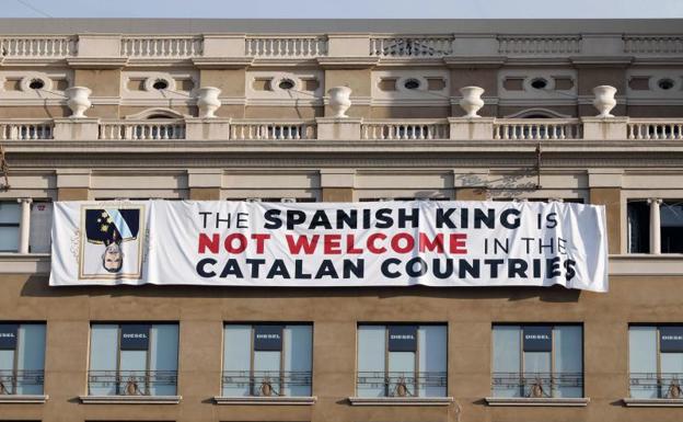 La pancarta que han colgado los independentistas en la plaza de Cataluña. 